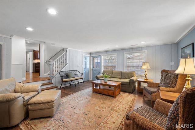 907 N Taylor Avenue, St Louis, MO 63122