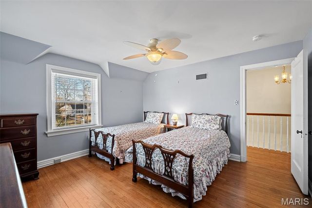 907 N Taylor Avenue, St Louis, MO 63122