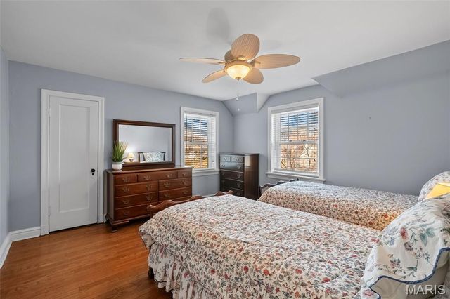 907 N Taylor Avenue, St Louis, MO 63122