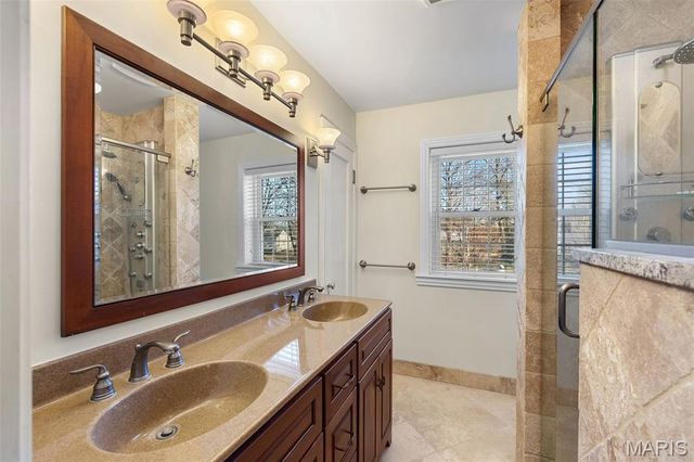 907 N Taylor Avenue, St Louis, MO 63122