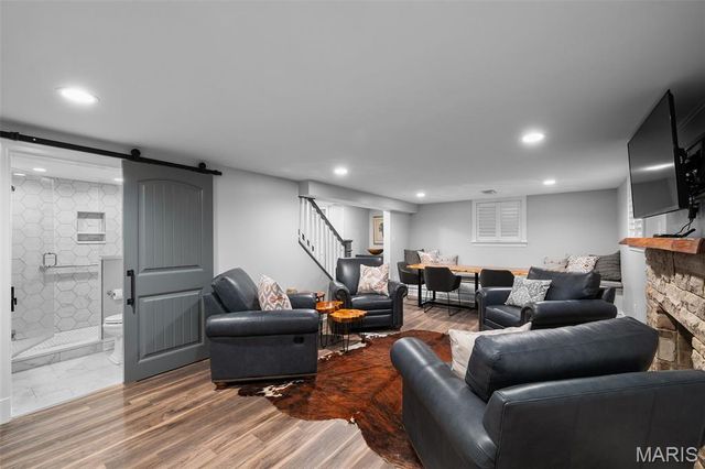 907 N Taylor Avenue, St Louis, MO 63122