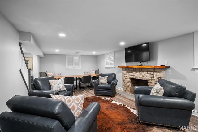 907 N Taylor Avenue, St Louis, MO 63122