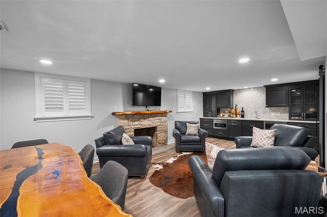 907 N Taylor Avenue, St Louis, MO 63122