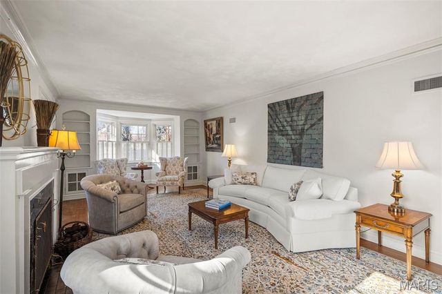 907 N Taylor Avenue, St Louis, MO 63122