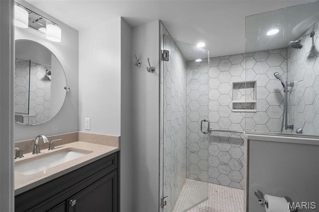 907 N Taylor Avenue, St Louis, MO 63122