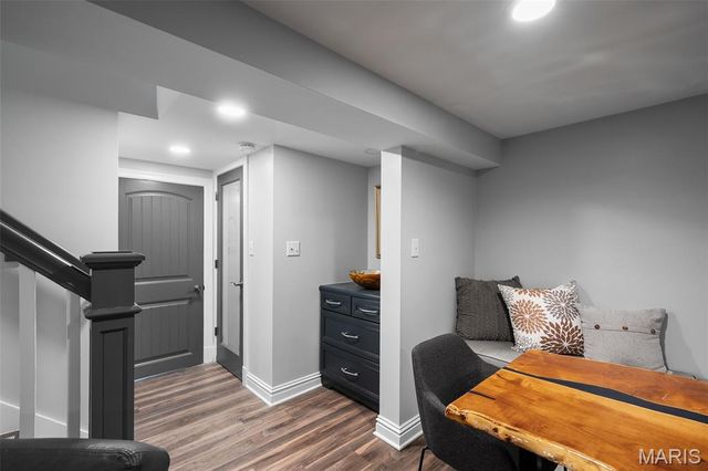 907 N Taylor Avenue, St Louis, MO 63122