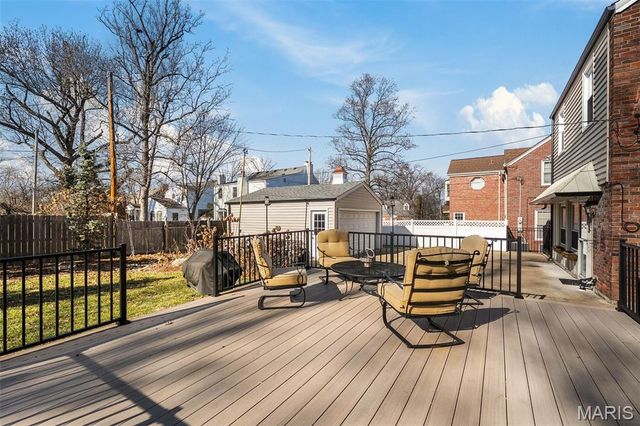 907 N Taylor Avenue, St Louis, MO 63122