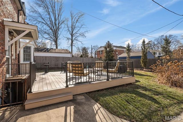 907 N Taylor Avenue, St Louis, MO 63122