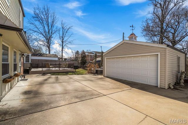 907 N Taylor Avenue, St Louis, MO 63122