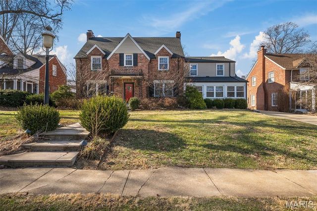 907 N Taylor Avenue, St Louis, MO 63122