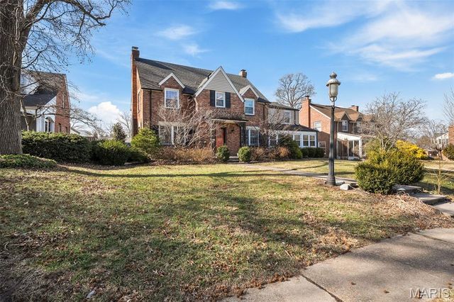 907 N Taylor Avenue, St Louis, MO 63122