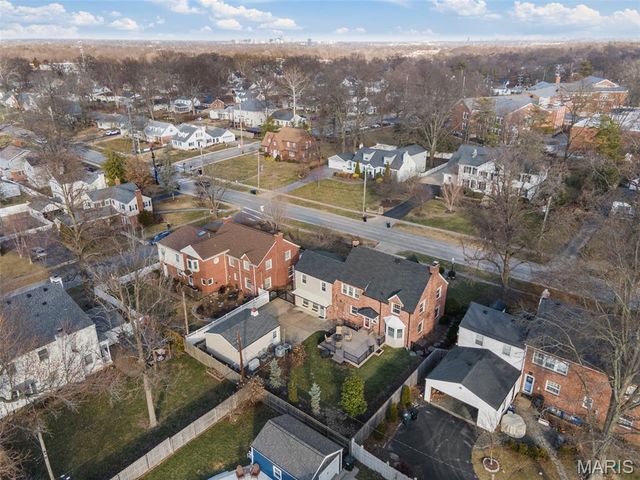 907 N Taylor Avenue, St Louis, MO 63122