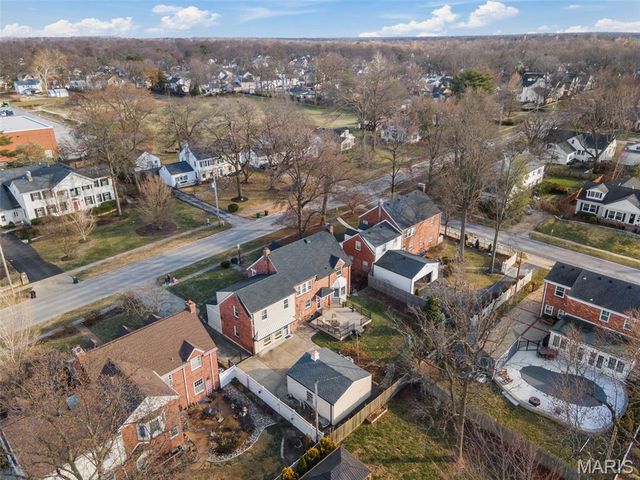 907 N Taylor Avenue, St Louis, MO 63122