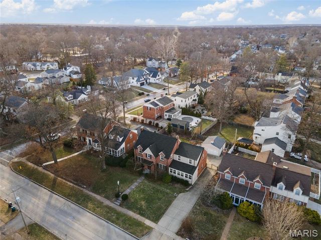 907 N Taylor Avenue, St Louis, MO 63122