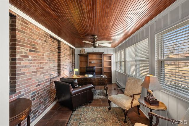 907 N Taylor Avenue, St Louis, MO 63122