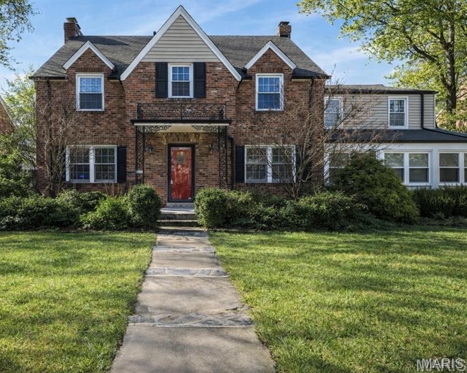 907 N Taylor Avenue, St Louis, MO 63122