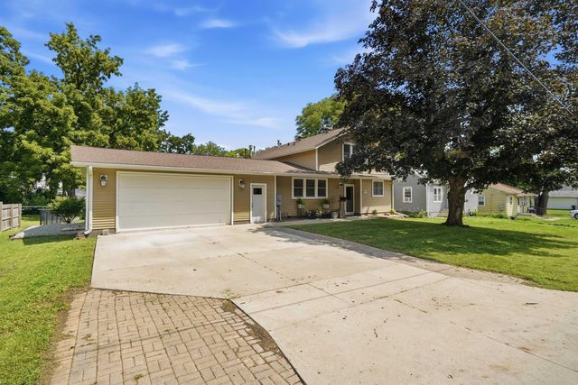 927 W 14th Street, Cedar Falls, IA 50613