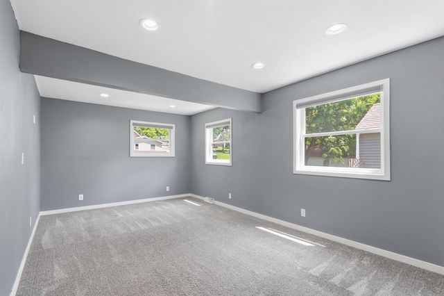 927 W 14th Street, Cedar Falls, IA 50613