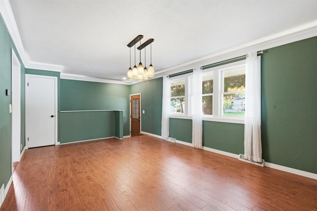 927 W 14th Street, Cedar Falls, IA 50613