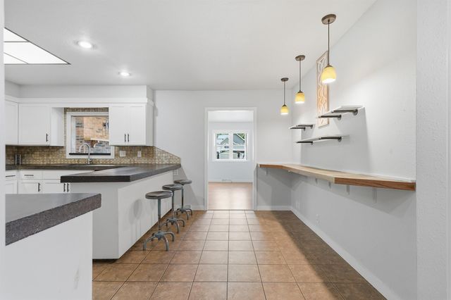 927 W 14th Street, Cedar Falls, IA 50613