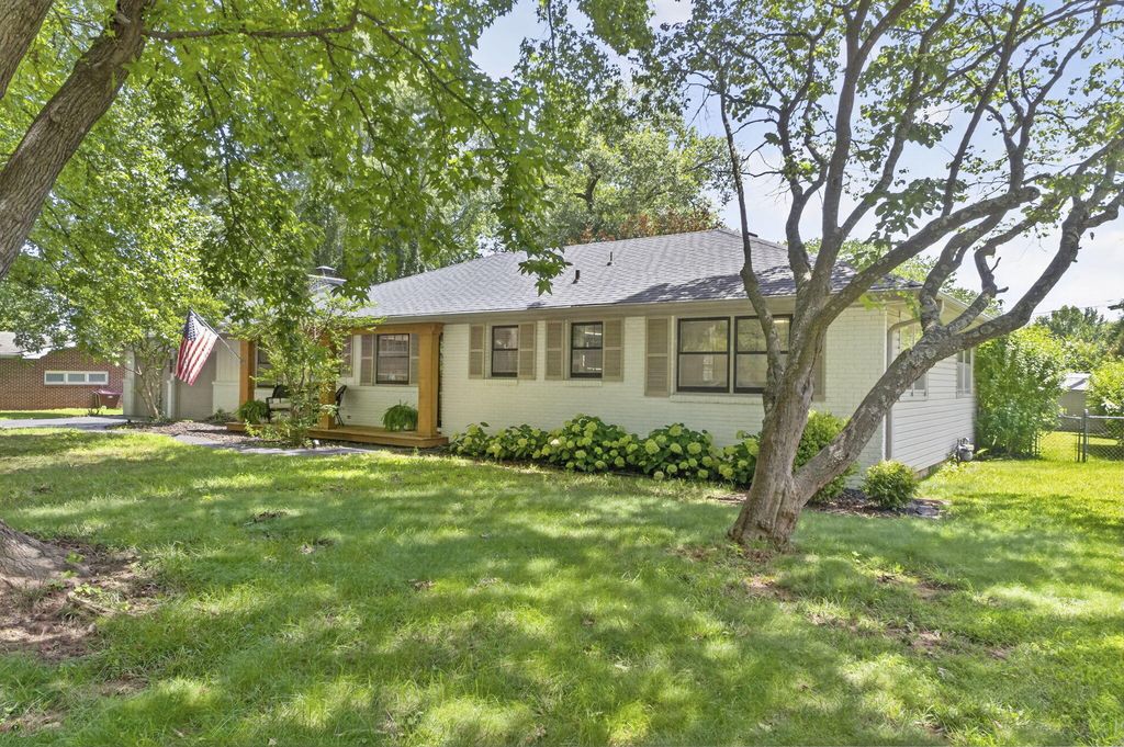 2406 E Broadmoor Street, Springfield, MO 65804