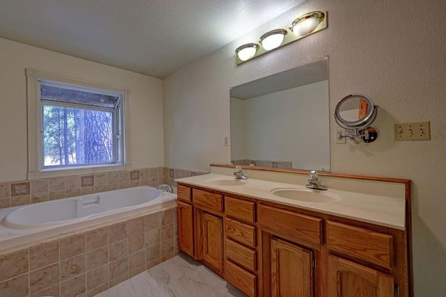 5115 Red Rock Dr, Foresthill, CA 95631