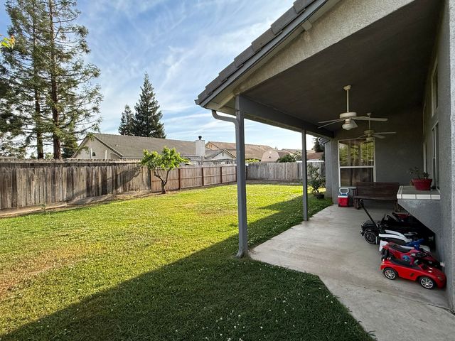 2537 W Clinton Avenue, Visalia, CA 93291