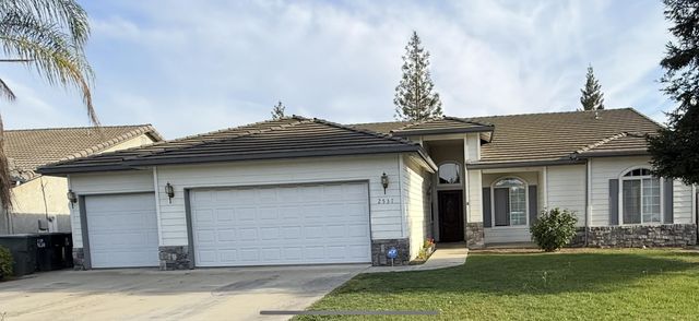 2537 W Clinton Avenue, Visalia, CA 93291