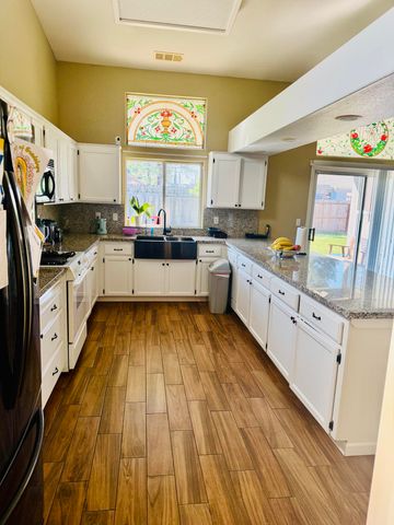 2537 W Clinton Avenue, Visalia, CA 93291