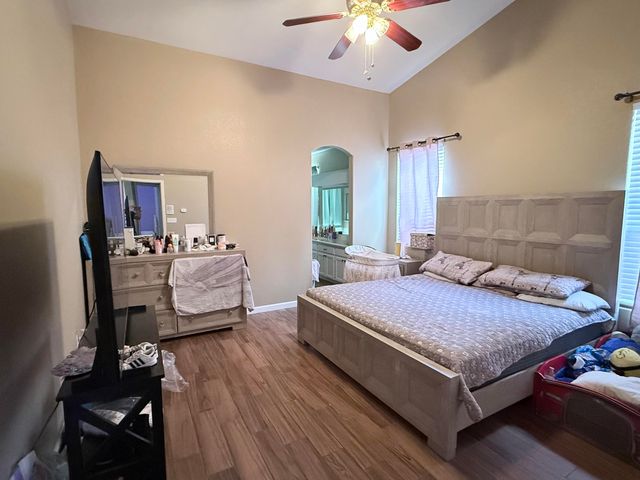 2537 W Clinton Avenue, Visalia, CA 93291