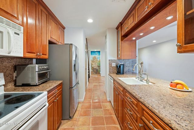 28831 Oakpath Drive 44, Agoura Hills, CA 91301