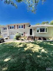 20 Reid Court, Mahwah, NJ 07430