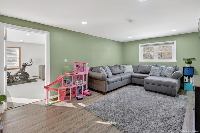 95 Sutton Park Road, Poughkeepsie, NY 12603