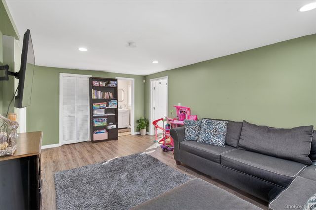 95 Sutton Park Road, Poughkeepsie, NY 12603