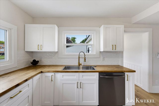 523 Elm Street SE, Lowell, MI 49331