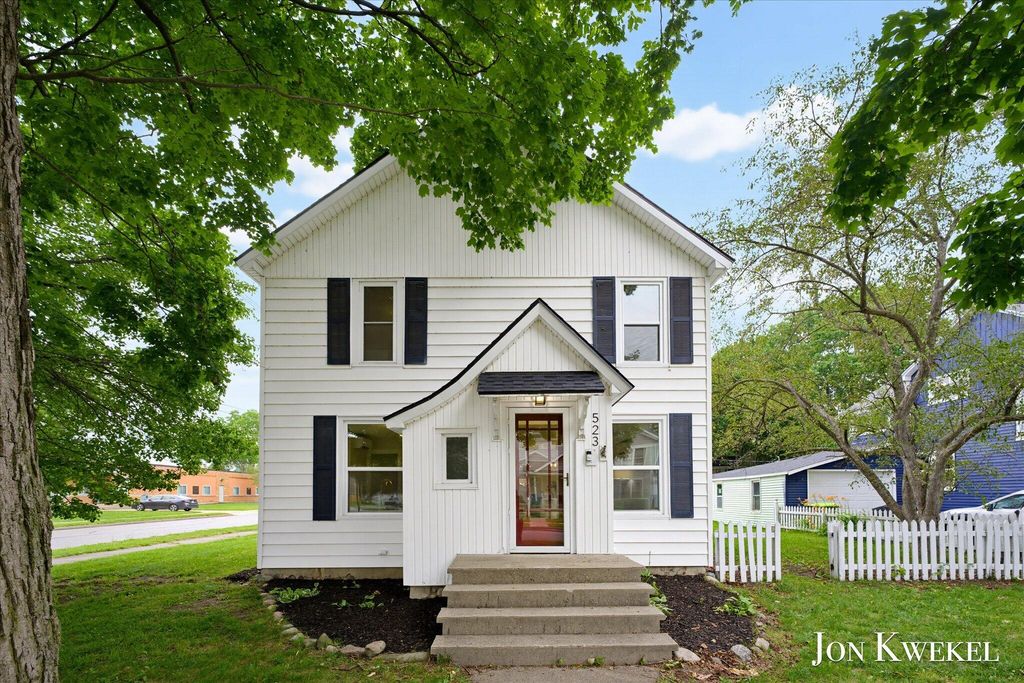 523 Elm Street SE, Lowell, MI 49331