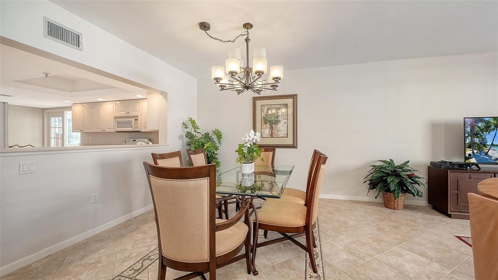 Image 12 of property listing at 1445 GULF OF MEXICO DRIVE 101, Longboat Key, FL 34228