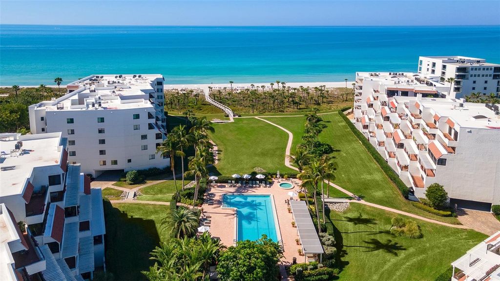 Image 4 of property listing at 1445 GULF OF MEXICO DRIVE 101, Longboat Key, FL 34228