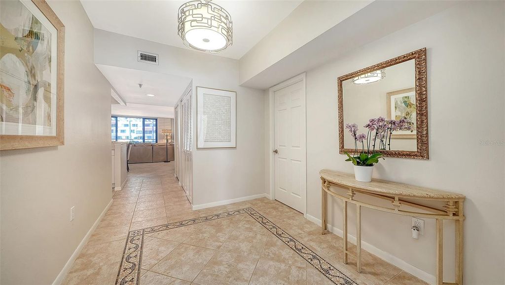 Image 6 of property listing at 1445 GULF OF MEXICO DRIVE 101, Longboat Key, FL 34228