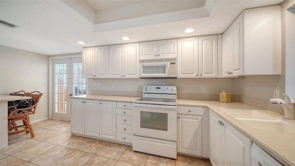 Image 9 of property listing at 1445 GULF OF MEXICO DRIVE 101, Longboat Key, FL 34228