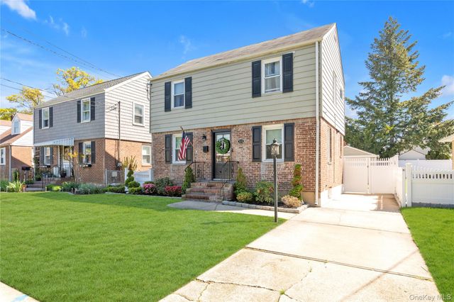 324 Beebe Road, Mineola, NY 11501