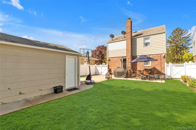 324 Beebe Road, Mineola, NY 11501