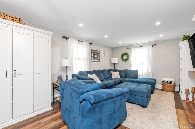 324 Beebe Road, Mineola, NY 11501