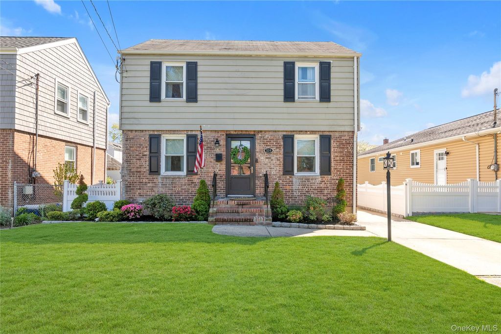 324 Beebe Road, Mineola, NY 11501