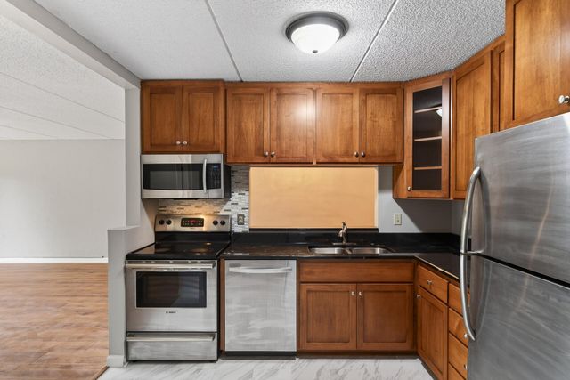10501 Cedar Lake Road 318, Minnetonka, MN 55305