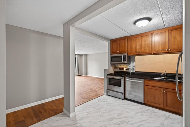 10501 Cedar Lake Road 318, Minnetonka, MN 55305