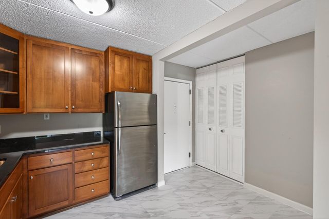 10501 Cedar Lake Road 318, Minnetonka, MN 55305