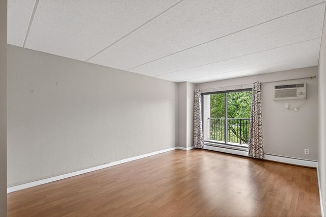 10501 Cedar Lake Road 318, Minnetonka, MN 55305