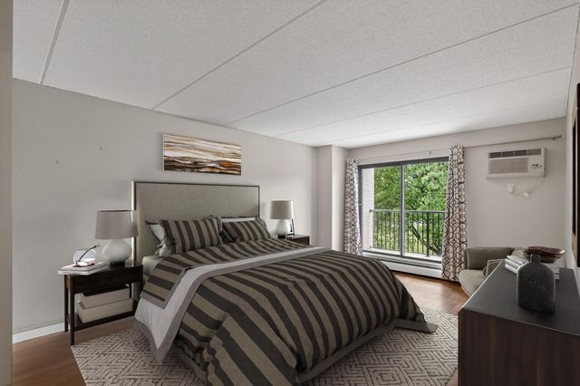 10501 Cedar Lake Road 318, Minnetonka, MN 55305
