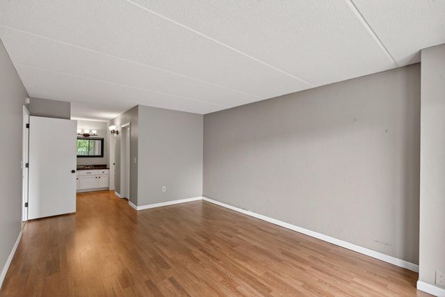 10501 Cedar Lake Road 318, Minnetonka, MN 55305